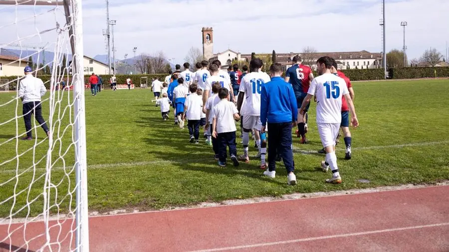 L'ingresso in campo prima dell'episodio - © www.giornaledibrescia.it