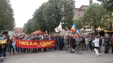 A Ghedi il 25 Aprile di qualche anno fa, col coro alternativo dietro lo striscione - © www.giornaledibrescia.it