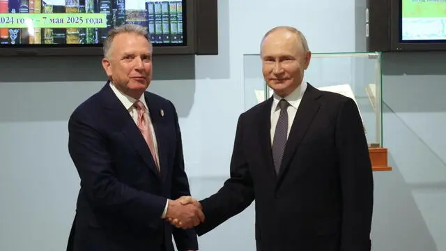 epa12025333 Russian President Vladimir Putin shakes hands with US Special Envoy to the Middle East Steve Witkoff (L) during a meeting in St. Petersburg, Russia, 11 April 2025. EPA/GAVRIIL GRIGOROV/SPUTNIK/KREMLIN / POOL MANDATORY CREDIT