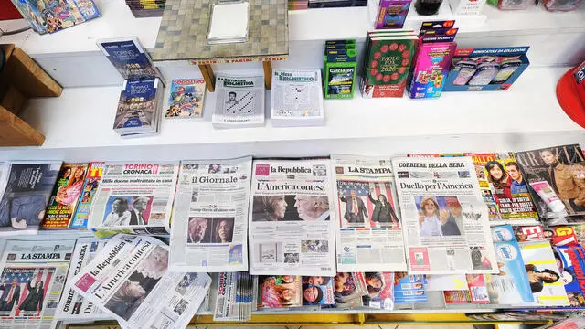 Prime pagine dei quotidiani con la vittoria di Trump preso le edicole di Torino, 6 novembre 2024 ANSA/ ALESSANDRO DI MARCO