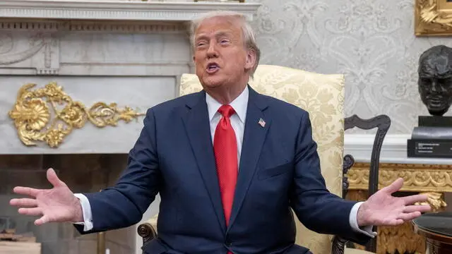 epa12032049 US President Donald Trump meets with El Salvador president in the Oval Office at the White House in Washington, DC, USA, 14 April 2025. President Bukele meets with President Trump as controversy continues over the Trump administration's transfer of more than 200 Venezuelan immigrants accused of gang activity and violent crimes to a prison in El Salvador. EPA/KEN CEDENO / POOL