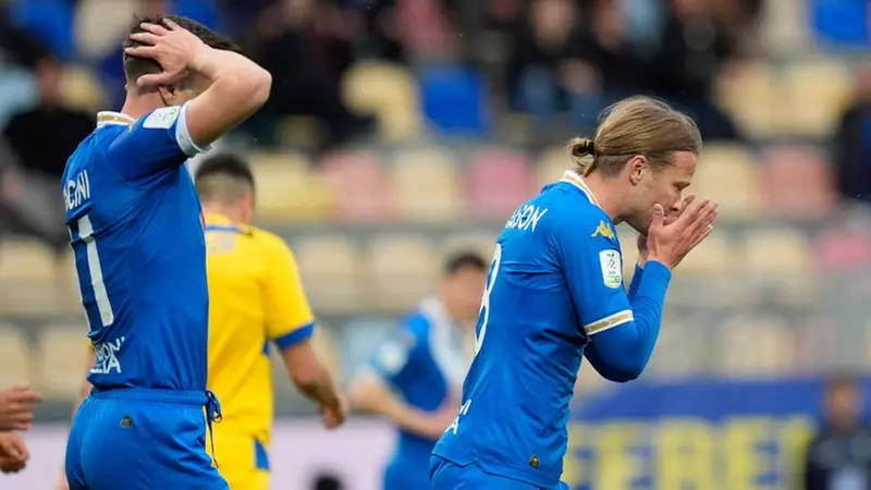 Bjarnason in campo allo Stirpe durante Frosinone-Brescia - Foto New Reporter Maffia © www.giornaledibrescia.it