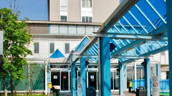 L’ingresso dell’ospedale di Desenzano - © www.giornaledibrescia.it