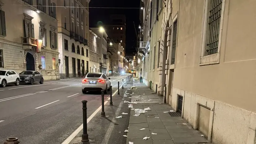 La spazzatura rovesciata dal vento in centro città