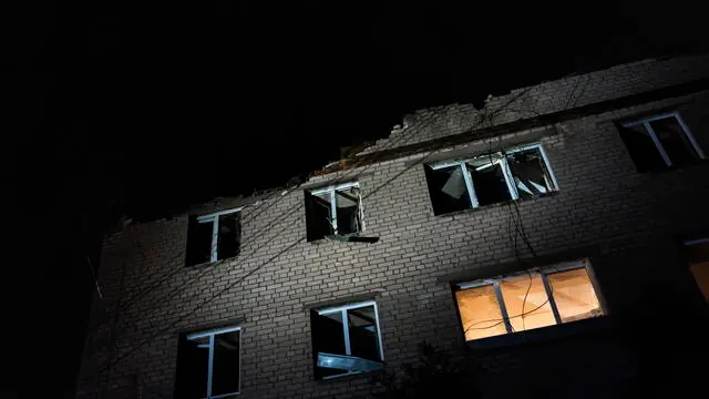 epa12035973 A damaged residential building at the site of a mass drone attack on the residential area in Dnipro, Ukraine, late 16 April 2025, amid the ongoing Russian invasion. More than 10 explosions occurred in the downtown area. At least two people died and 28 others were injured, including four children, according to the Dnipro Mayor Borys Filatov. EPA/ARSEN DZODZAIEV