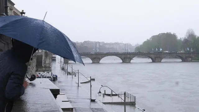 Forte pioggia e maltempo a Torino, 16 Aprile 2025 ANSA/ALESSANDRO DI MARCO