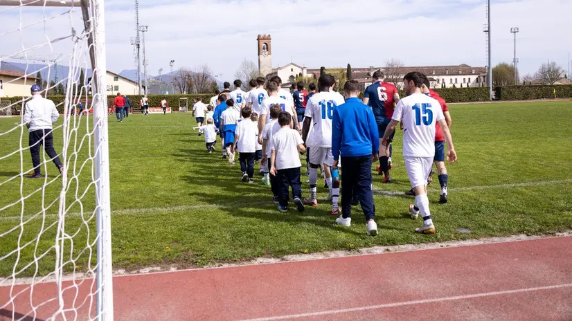L'ingresso in campo prima dell'episodio - © www.giornaledibrescia.it