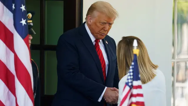 epa12037066 US President Donald Trump (L) greets Italian Prime Minister Giorgia Meloni (R) at the White House, Washington, DC, USA, 17 April 2025. EPA/WILL OLIVER