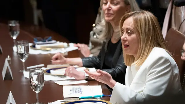 epa12037078 Italian Prime Minister Giorgia Meloni addresses the media during a lunch with United States President Donald J Trump , at the White House in Washington, DC, USA, 17 April 2025. EPA/CHRIS KLEPONIS / POOL