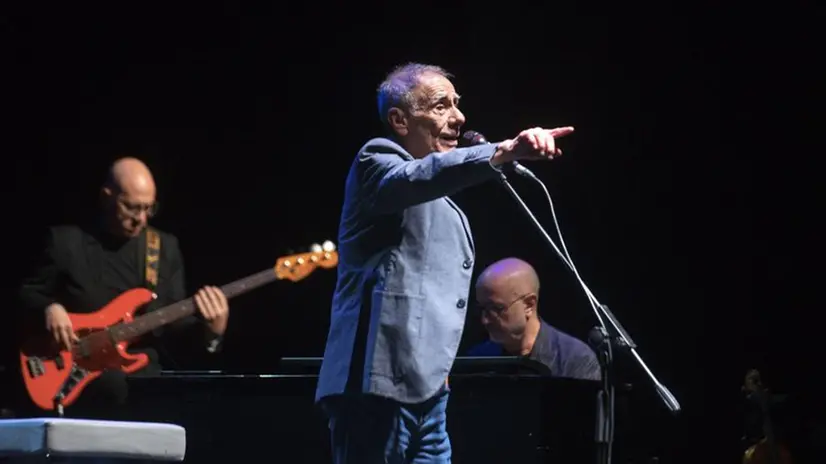 Roberto Vecchioni sul palco del Teatro Clerici di Brescia
