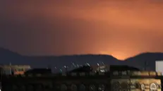epa12030652 Light breaks through the sky as US airstrikes strike a plastic materials factory on the outskirts of Sana'a, Yemen, 13 April 2025. US airstrikes have struck a plastic materials factory on the outskirts of Sana'a, killing at least five people and wounding 13 others, amid heightened tensions between the Houthis and the United States over Houthi attacks on Israel and shipping in waters around Yemen, according to Houthi-run Al-Masirah TV. EPA/YAHYA ARHAB