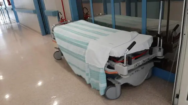 Covid: letto in corridoio ospedale