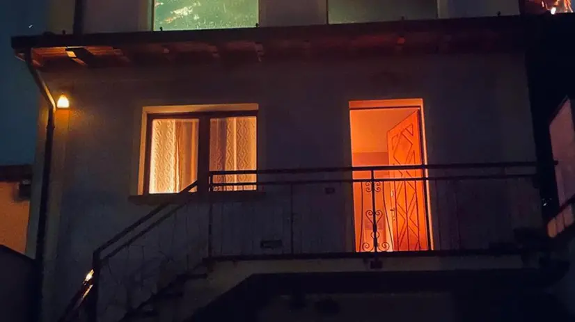 Le fiamme nella villetta di Paratico