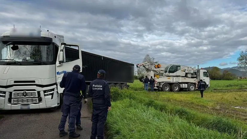 Il camion bloccato a Prevalle