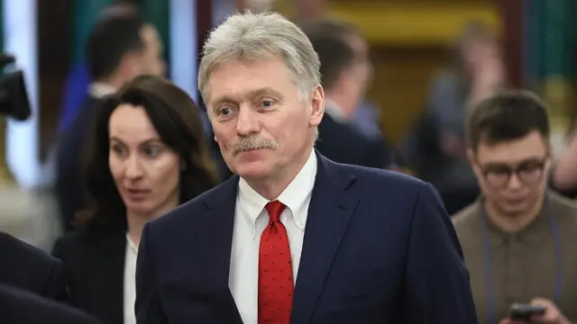 epa11970218 Kremlin spokesman Dmitry Peskov (C) attends a press conference of Russian President Vladimir Putin and President of Tajikistan Emomali Rahmon following their meeting at the Kremlin in Moscow, Russia, 17 March 2025. Emomali Rahmon is on an official visit to Moscow. EPA/YURI KOCHETKOV