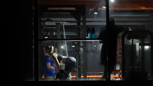 epa11748480 People train at a gym equipped with a generator amid power cuts in Kyiv, Ukraine, 29 November 2024. Russian shelling across Ukraine on the night between 27-28 November led to power outages in several cities in the country. EPA/SERGEY DOLZHENKO