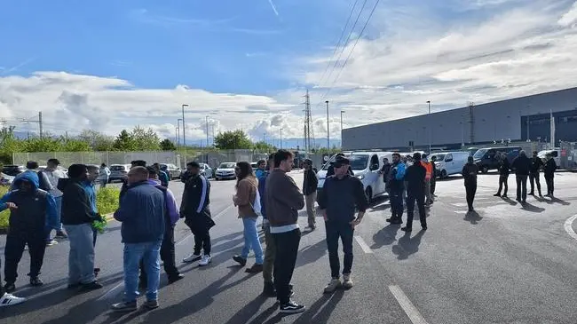 La protesta fuori dalla sede Amazon di Castegnato
