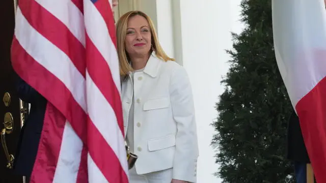 epa12037018 Italian Prime Minister Giorgia Meloni arrives at the White House to meet United States President Donald J Trump in Washington, DC, USA, 17 April 2025. EPA/CHRIS KLEPONIS / POOL