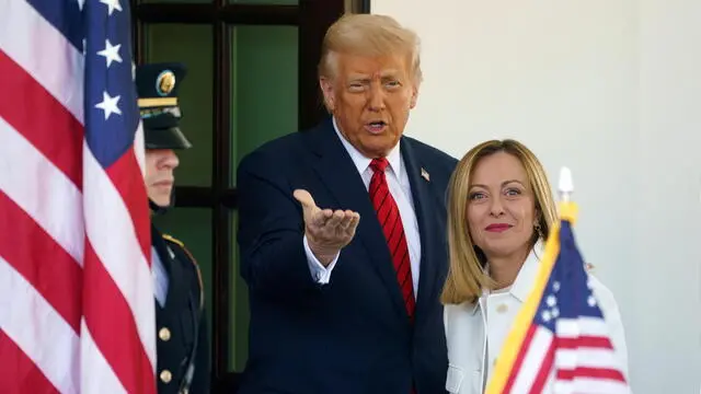 epa12037063 US President Donald Trump (L) greets Italian Prime Minister Giorgia Meloni (R) at the White House, Washington, DC, USA, 17 April 2025. EPA/WILL OLIVER