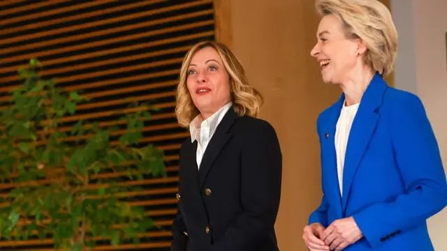 epa11786680 European Commission President Ursula Von der Leyen (R) welcomes Italian Prime Minister Giorgia Meloni (L) ahead of a meeting in Brussels, Belgium, 20 December 2024. EPA/OLIVIER HOSLET