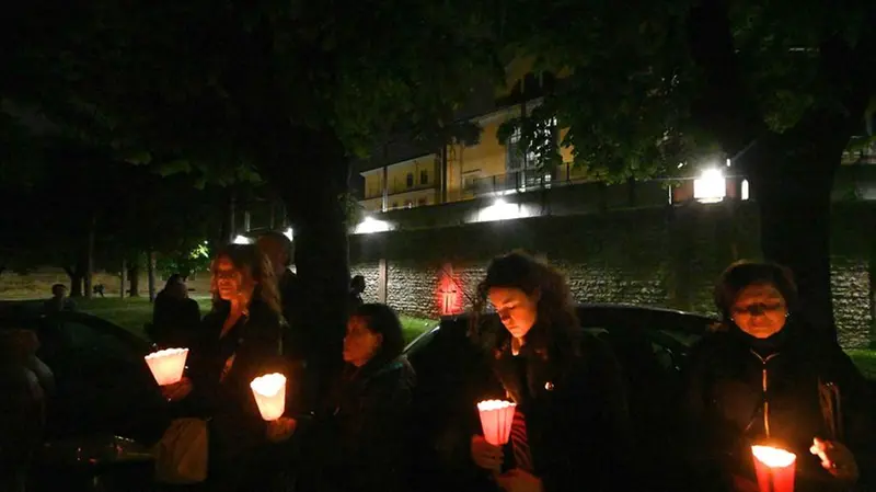 La Via Crucis si è conclusa davanti al carcere di Canton Mombello