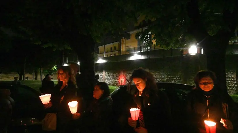 La Via Crucis si è conclusa davanti al carcere di Canton Mombello