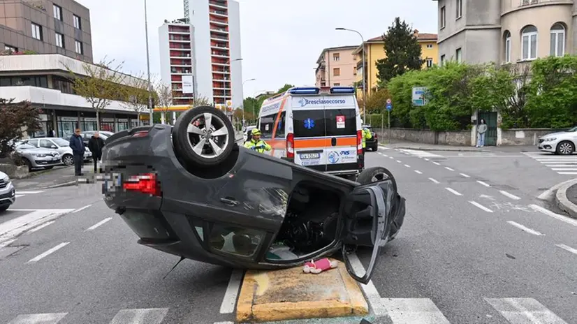 Viale Piave, dopo l'urto l'auto si ribalta