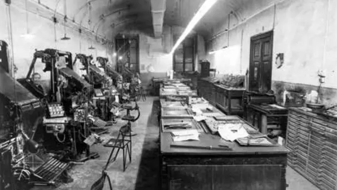 Le linotype e i banconi con i caratteri mobili nella prima sede in Broletto - © www.giornaledibrescia.it