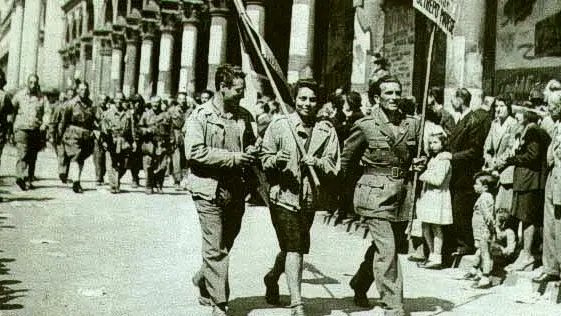 Partigiani sfilano per le strade di Milano - Foto Wikipedia