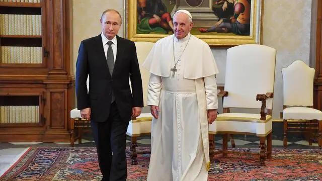 Pope Francis (R) and Russian President Vladimir Putin (L) leave at the end of a private audience at the Vatican, 4 July 2019. ANSA / ALESSANDRO DI MEO / POOL