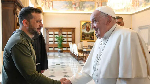 This handout picture, released by Vatican Media Press Office, shows Pope Francis and Ukrainian President, Volodymyr Zelensky, during a private audience in the Vatican City, 11 October 2024. Zelensky is visiting the Vatican for the third time after holding talks with the pontiff in 2020 and 2023. NPK ANSA / Vatican Media Press Office handout +++ ANSA PROVIDES ACCESS TO THIS HANDOUT PHOTO TO BE USED SOLELY TO ILLUSTRATE NEWS REPORTING OR COMMENTARY ON THE FACTS OR EVENTS DEPICTED IN THIS IMAGE; NO ARCHIVING; NO LICENSING +++