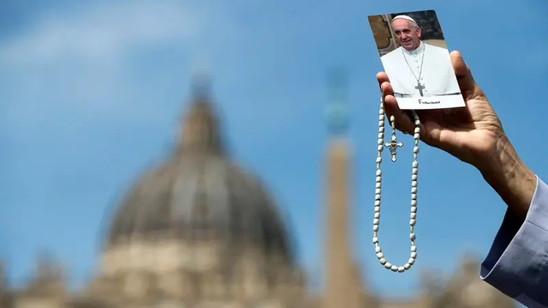 Cristiani in preghiera dopo la morte del Papa