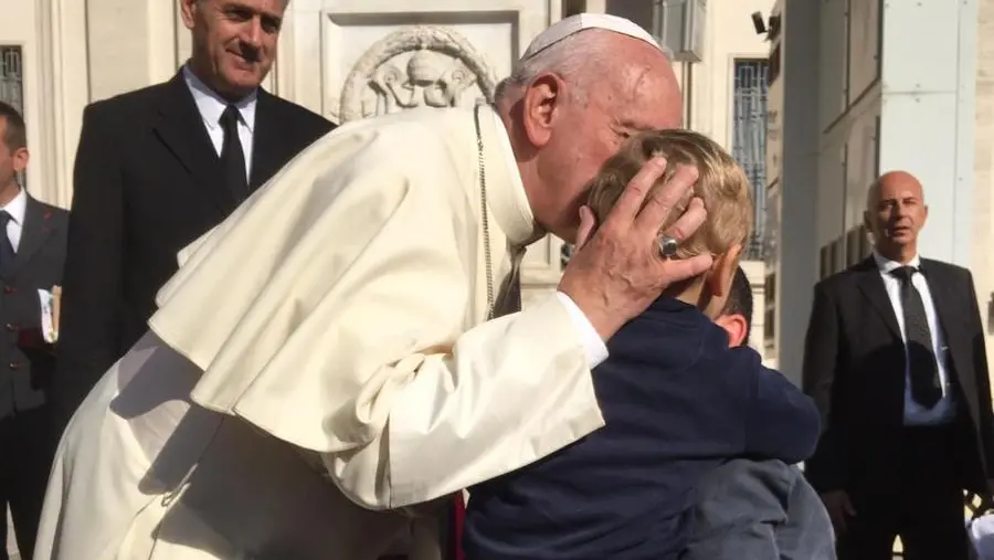 La foto dell'abbraccio con papa Francesco - © www.giornaledibrescia.it