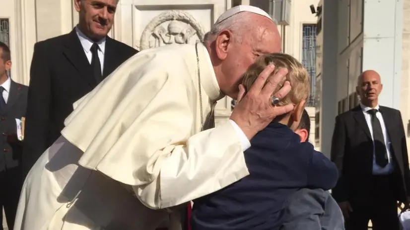 La foto dell'abbraccio con papa Francesco - © www.giornaledibrescia.it