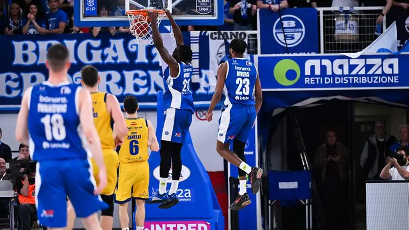 Joseph Mobio al ferro, alle sue spalle il salto di Demetre Rivers - Foto New Reporter Checchi © www.giornaledibrescia.it