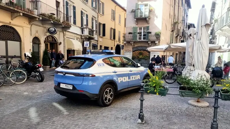 La piazzetta su cui si affaccia il locale in cui è avvenuta l'aggressione - © www.giornaledibrescia.it