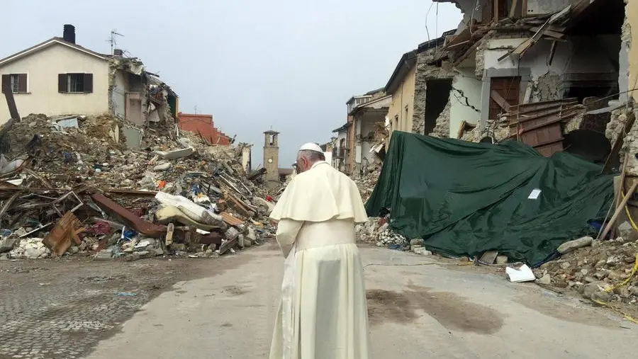 Il papa tra le macerie di Amatrice - © www.giornaledibrescia.it