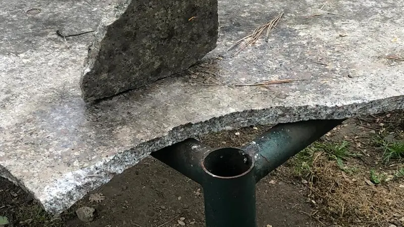 Uno dei tavoli in pietra preso di mira dai vandali - © www.giornaledibrescia.it