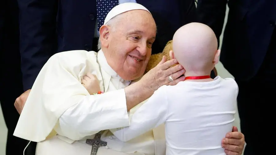 Papa Francesco, sempre dalla parte degli ultimi e dei bisognosi - Foto Ansa/Fabio Frustaci © www.giornaledibrescia.it