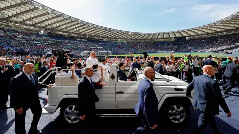 Papa Francesco allo stadio Olimpico di Roma - Foto Ansa/Fabio Frustaci © www.giornaledibrescia.it