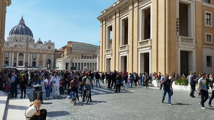 Fedeli verso piazza San Pietro - © www.giornaledibrescia.it