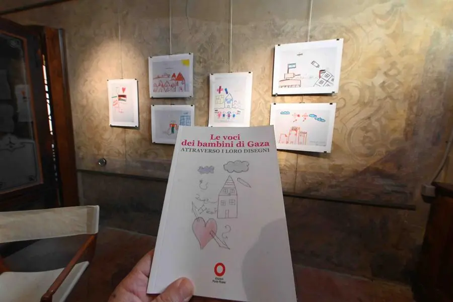 CRONACA BRESCIA  VIA BATTAGLIE PALAZZO COTINELLI MOSTRA DISEGNI BAMBINI DI GAZA PER CARINI 22-04-2025 MARCO ORTOGNI NEW EDEN GROUP