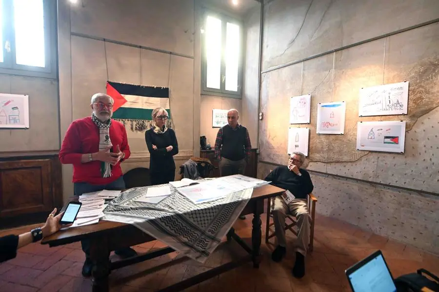 CRONACA BRESCIA  VIA BATTAGLIE PALAZZO COTINELLI MOSTRA DISEGNI BAMBINI DI GAZA PER CARINI 22-04-2025 MARCO ORTOGNI NEW EDEN GROUP