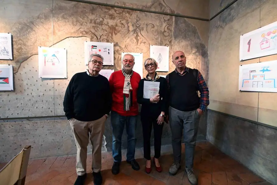 CRONACA BRESCIA  VIA BATTAGLIE PALAZZO COTINELLI MOSTRA DISEGNI BAMBINI DI GAZA PER CARINI 22-04-2025 MARCO ORTOGNI NEW EDEN GROUP