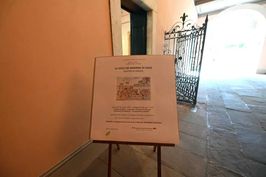 CRONACA BRESCIA  VIA BATTAGLIE PALAZZO COTINELLI MOSTRA DISEGNI BAMBINI DI GAZA PER CARINI 22-04-2025 MARCO ORTOGNI NEW EDEN GROUP