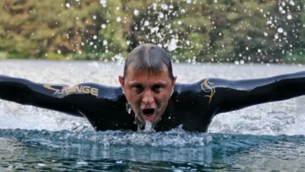 Federico Troletti in acqua - © www.giornaledibrescia.it