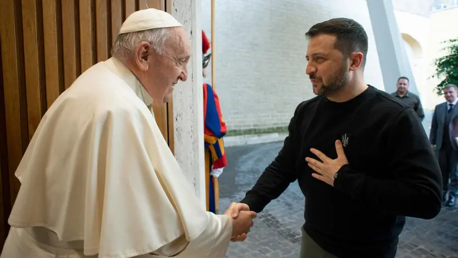 Papa Francesco e il presidente ucraino Zelensky - Foto Ansa © www.giornaledibrescia.it