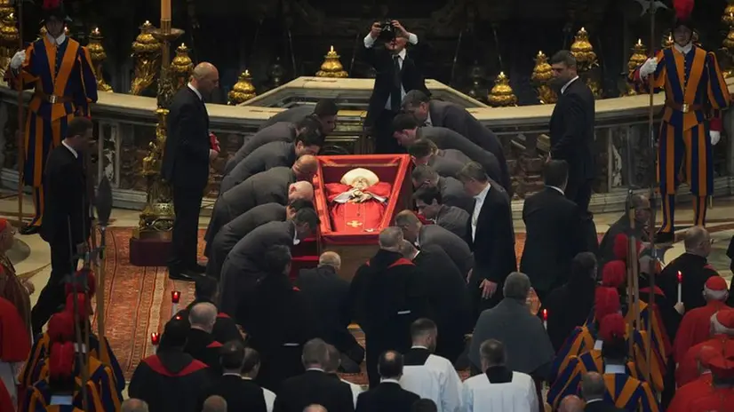 La salma di papa Francesco a San Pietro