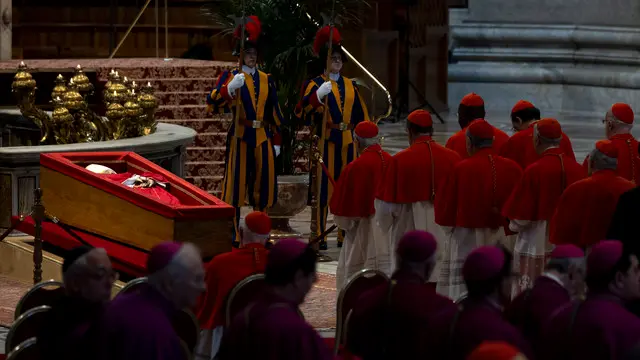 Pope Francis's coffin is transferred to St Peter's Basilica for three days of lying in state, Vatican City, 23 April 2025. Catholics and well-wishers will pay their respects to the spiritual leader, who died on Monday aged 88, until his funeral on Saturday in the plaza in front of the basilica. ANSA/MASSIMO PERCOSSI
