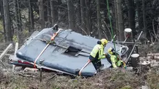 Rimozione, con un elicottero dei vigili del fuoco, della cabina della funivia del Mottarone precipitata a maggio. Stresa 08 novembre 2021 ANSA/TINO ROMANO